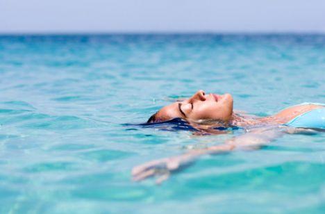 YAZIN ARTAN OMURGA AĞRILARINI ÖNLEMEK İÇİN BOL BOL YÜZÜN