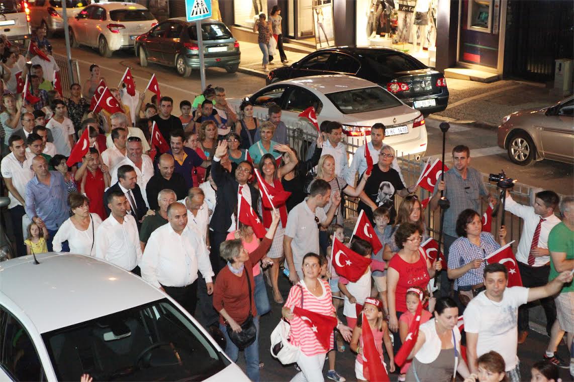 Bornova 9 Eylül öncesi kırmızı-beyaza bürünüyor