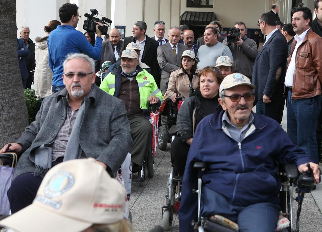 Bayraklı’nın cadde ve sokaklarında engeller kalkıyor