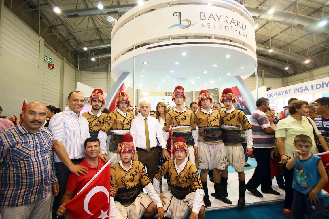 Bayraklı standı kırmızı beyaza büründü