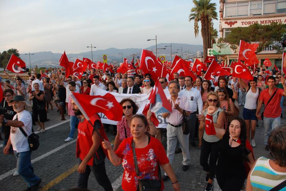 İzmir’de ‘kurtuluş’ ve teröre tepki yürüyüşü