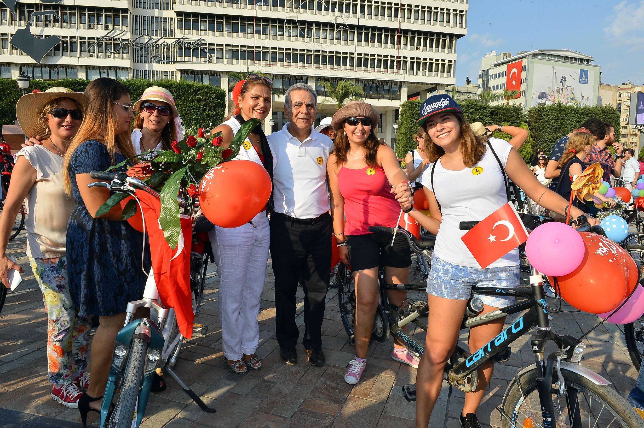 “Süslü Kadınlar” İzmir’i salladı