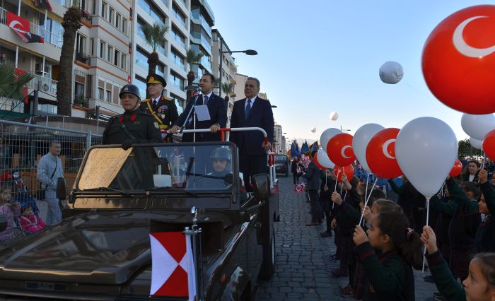 İzmirli bayramını kutluyor