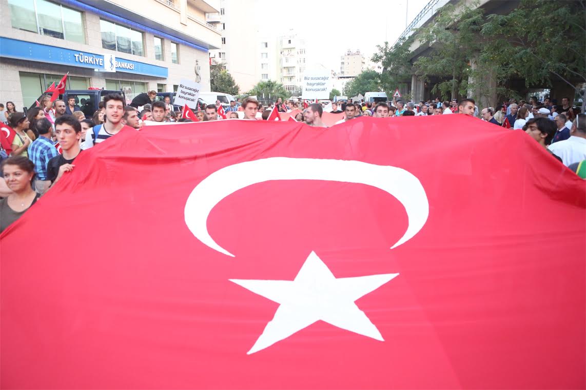 Bornova’da her yer kırmızı-beyaz
