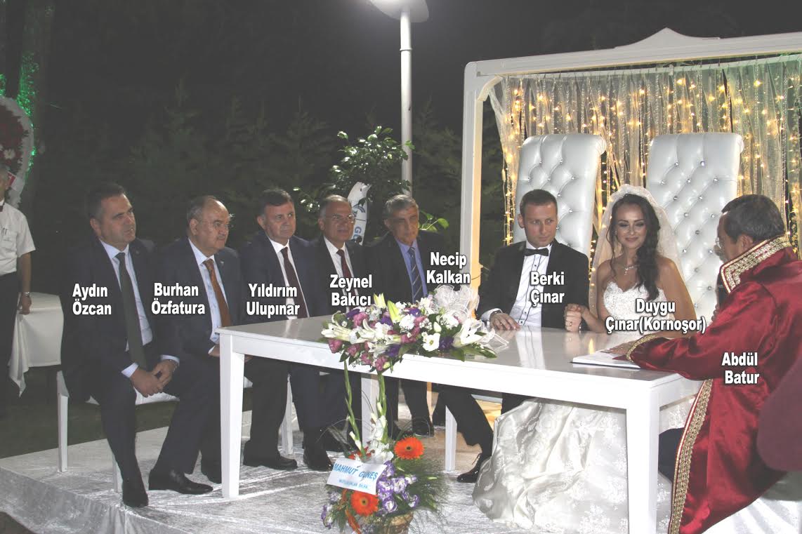 SİYASETÇİLER DÜĞÜNDE BİR ARAYA GELDİ