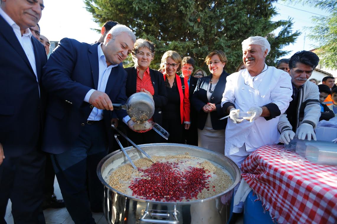 Aşure kazanı barış için kaynadı