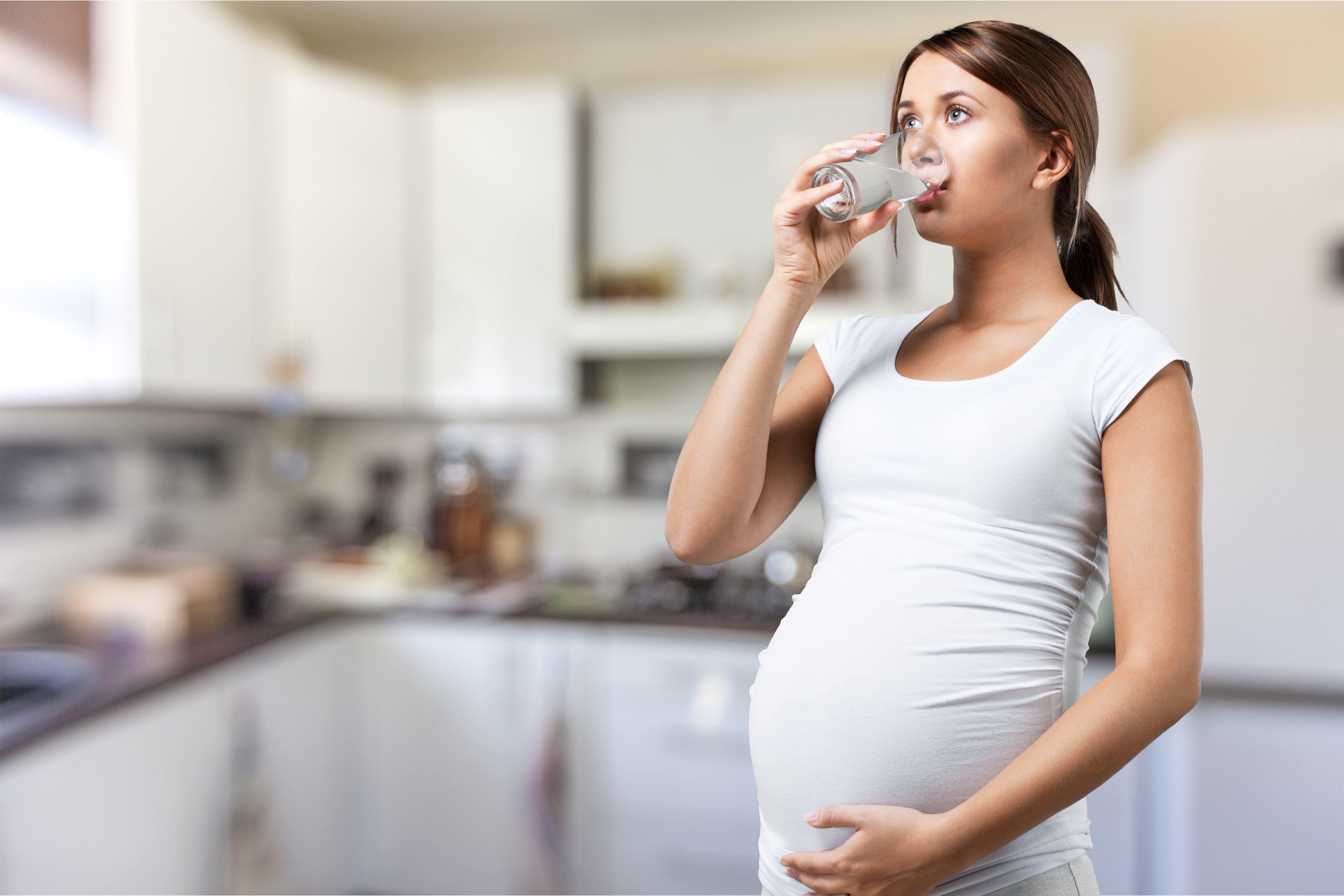 Выпивала и забеременела. Питье беременных. Женщина пьет воду.
