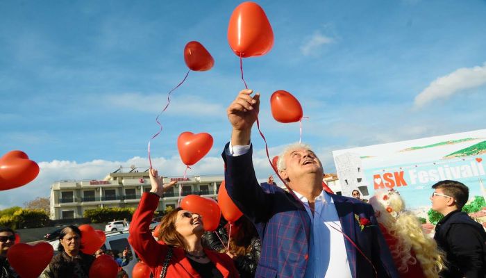 Çeşme'de 'Aşk Rüzgarı' esti