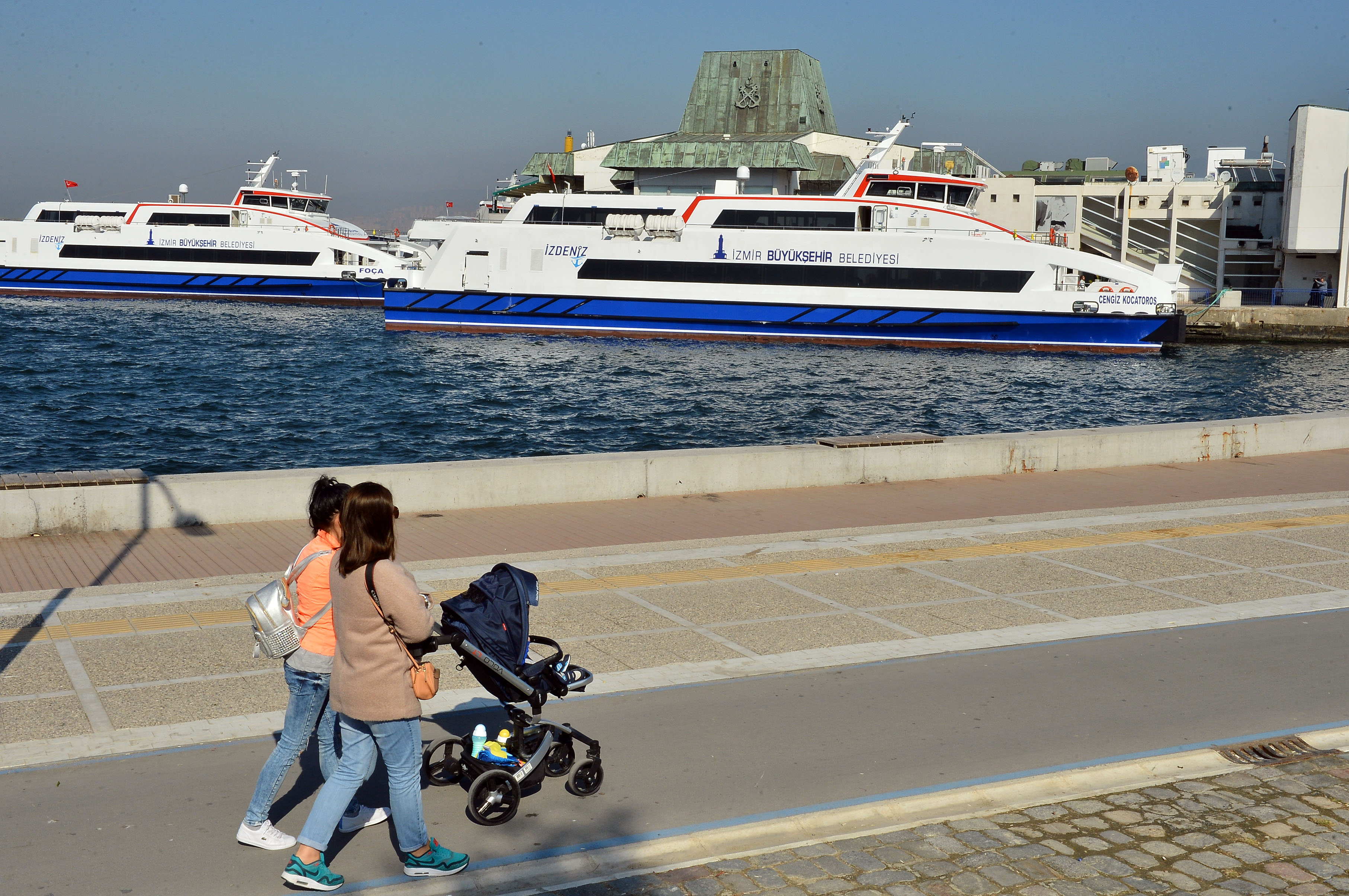 İzmir’in yeni gemisi Cengiz Kocatoros Körfez’e indi