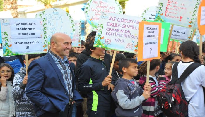 BAŞKAN SOYER ÇOCUKLARLA BİRLİKTE YÜRÜDÜ
