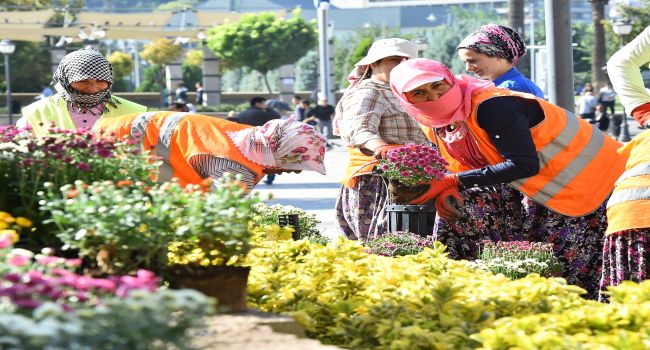 İzmir’in parklarına “kadın eli” değdi