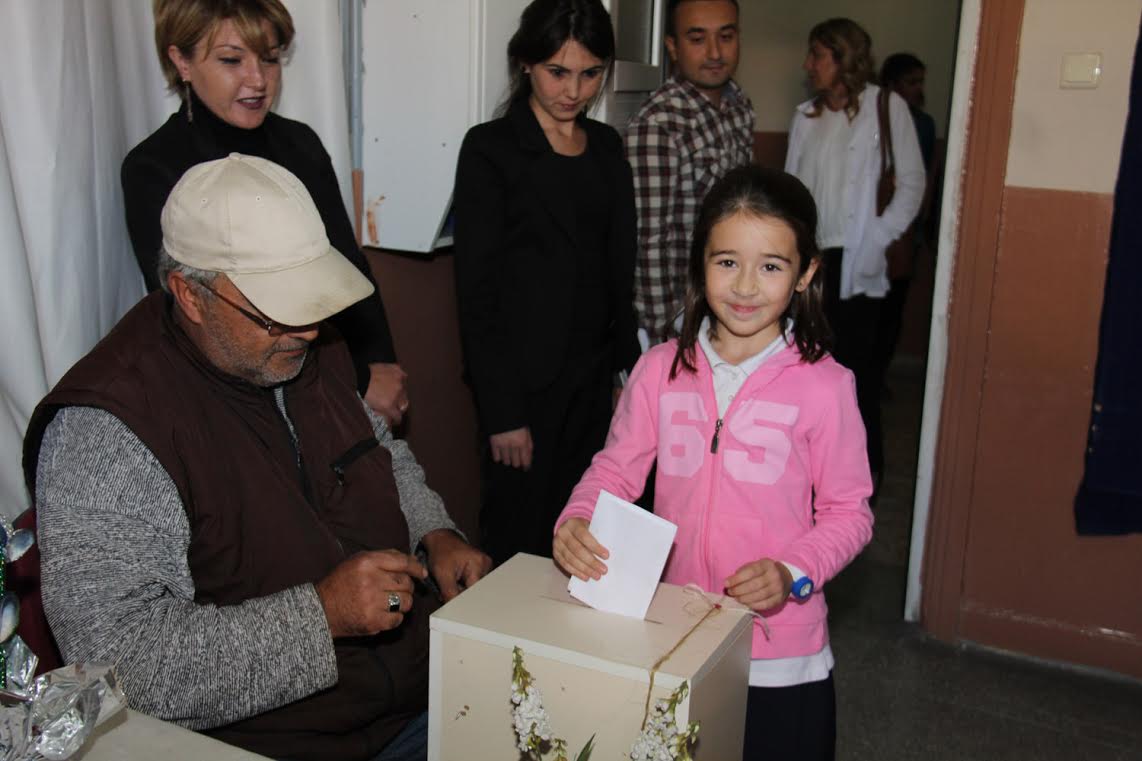 BAŞKAN UYAR'DAN ÖĞRENCİLERE KIRTASİYE MALZEMESİ
