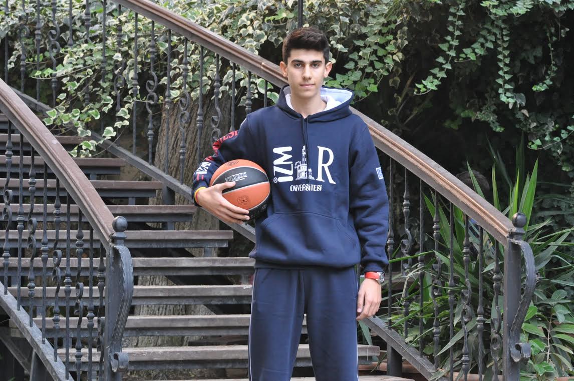 İzmir Üniversitesi’ne basketbolda milli gurur