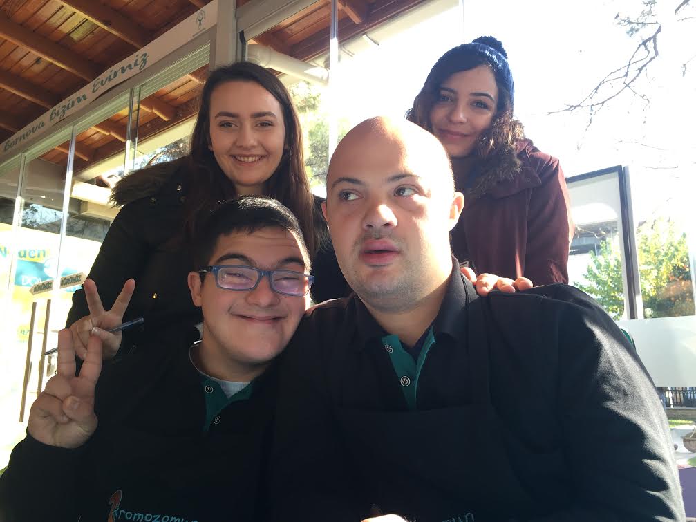 Bornova’da “+1 Down Kafe” yoğun ilgi