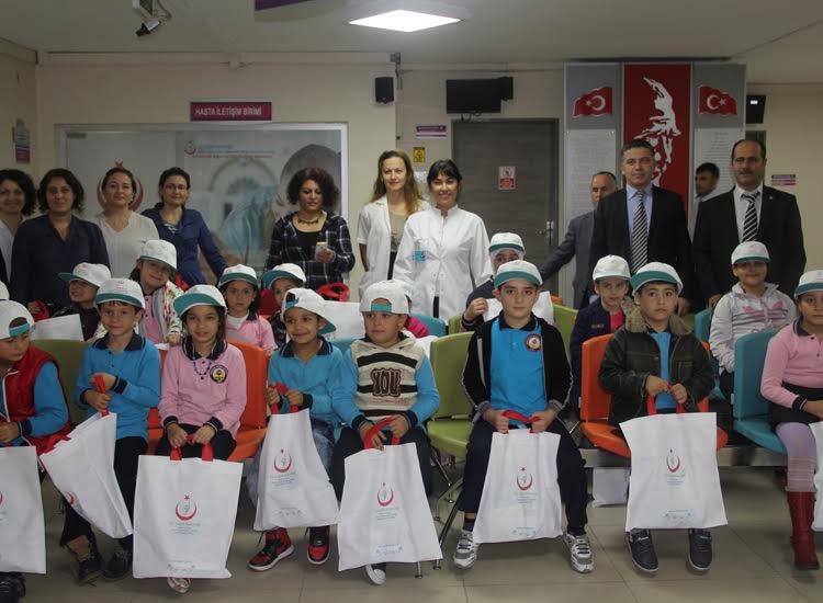 Minikler Dişlerine Bakıyor, Hastanelerini Tanıyor