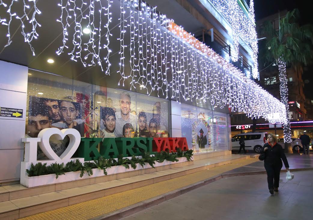 Yeni yıl coşkusu sokaklara taşındı