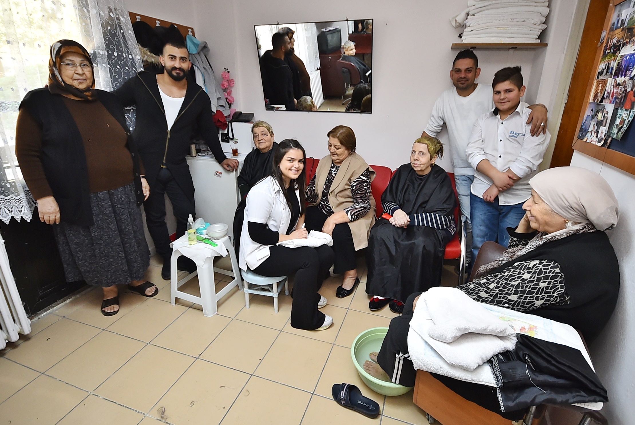 Kuaförün “cezası” yaşlılara “ödül” oldu