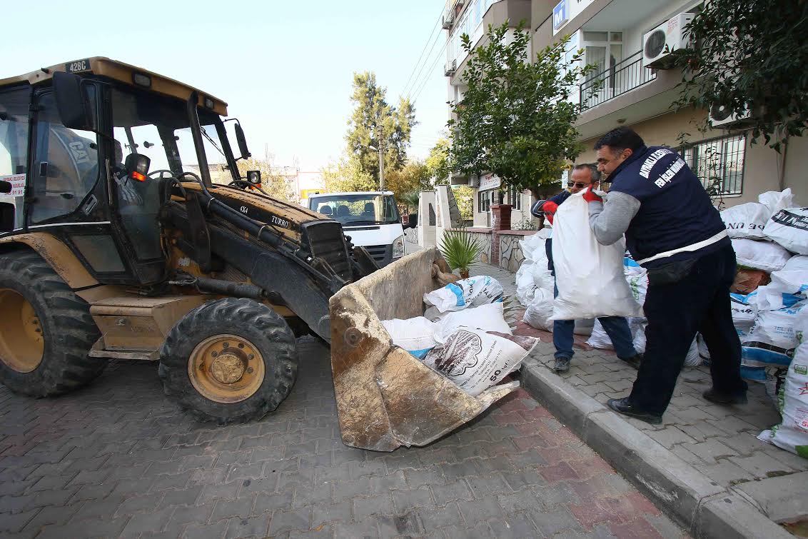 Bayraklı’da 11 bin ton moloz toplandı