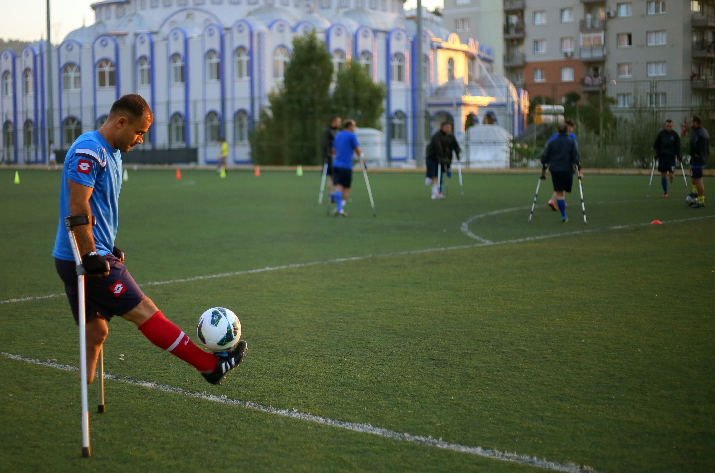 Tek bacakla futbol mu oynanır?