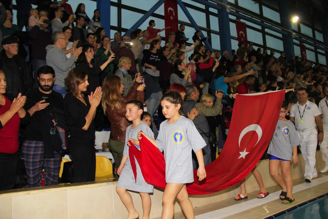 İzmir’in minik yüzücüleri Buca’da buluştu