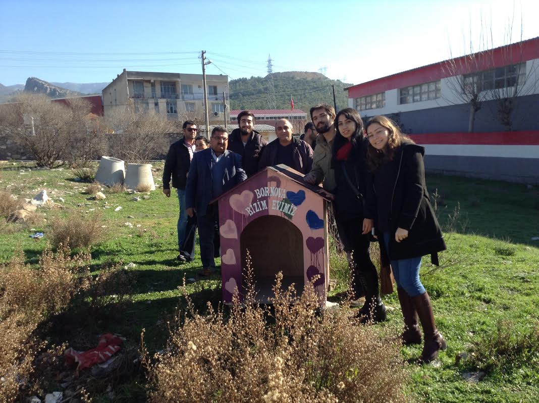 Bornova Belediyesi soğuk havalarda can dostlarını unutmadı