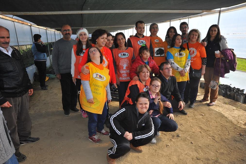 SEFERİHİSAR’DA DOWN SENDROMLU ÇOCUKLAR TOHUM EKTİ