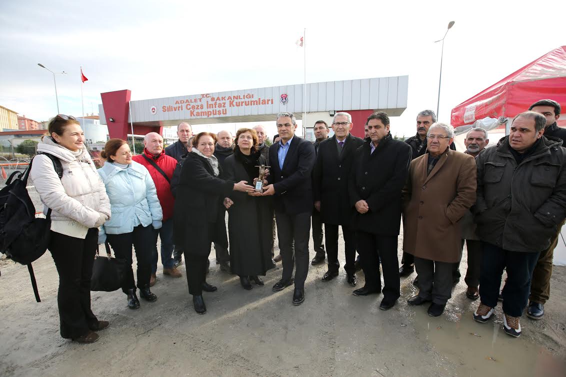 Can Dündar’a Silivri’de ödül