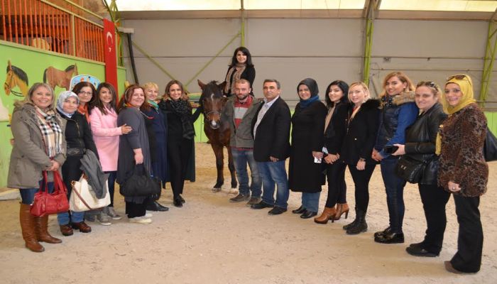 AK KADINLAR’DAN YUVADAKİ ÇOCUKLARA KARNE HEDİYESİ