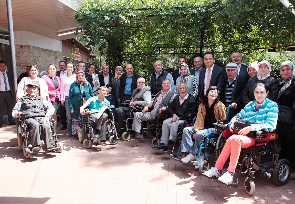 Bornova’da engeller birlikte aşılıyor