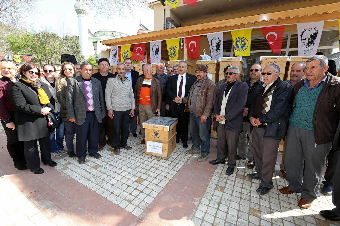 Bucalı üreticiye 260 arı kovanı