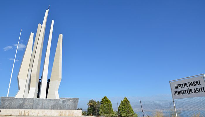 İZMİR'DE MEHMETCİĞE BAYRAK AYIBI