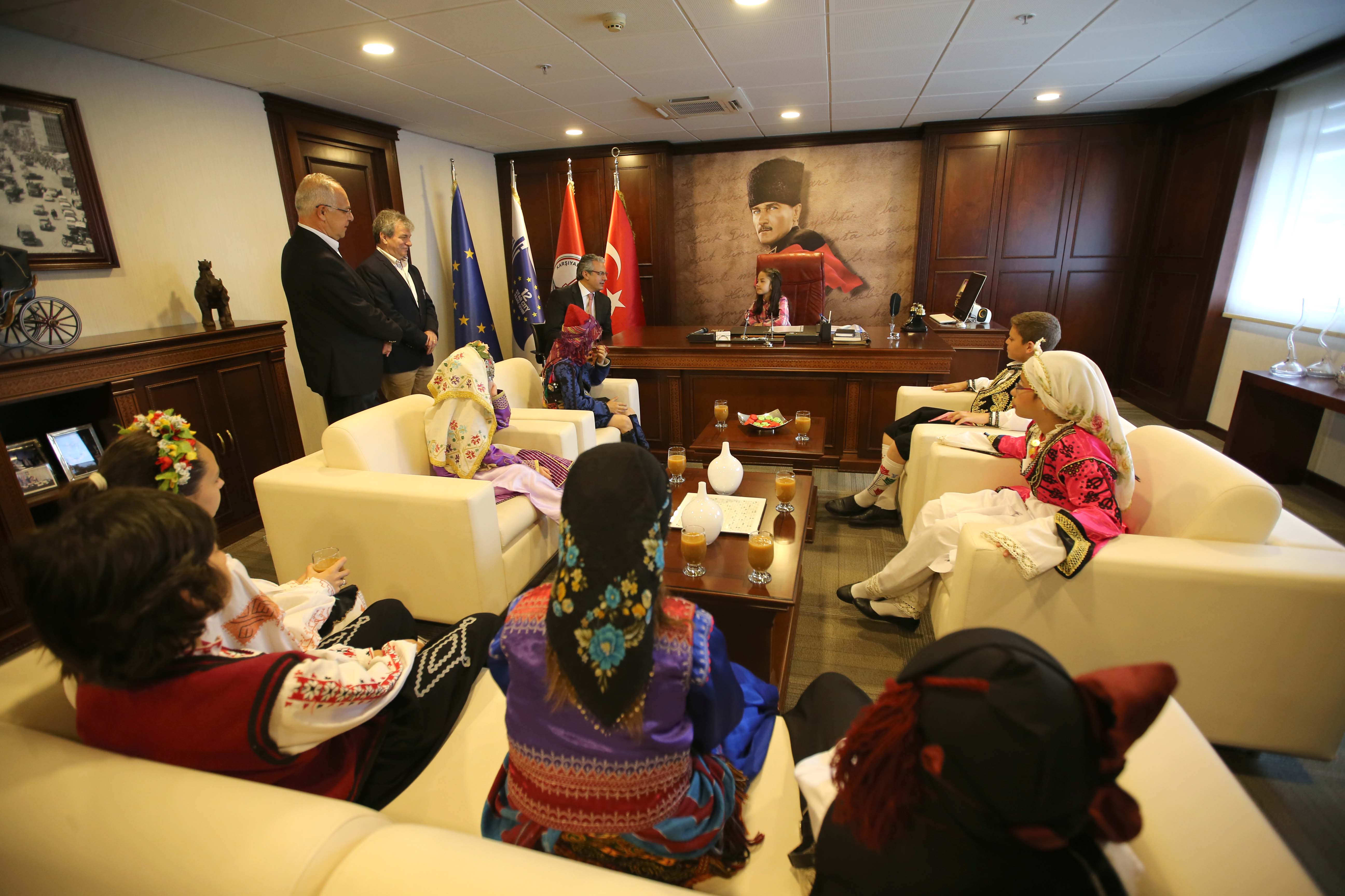 Akpınar makamını ‘Dünya Çocuklarıyla’ paylaştı
