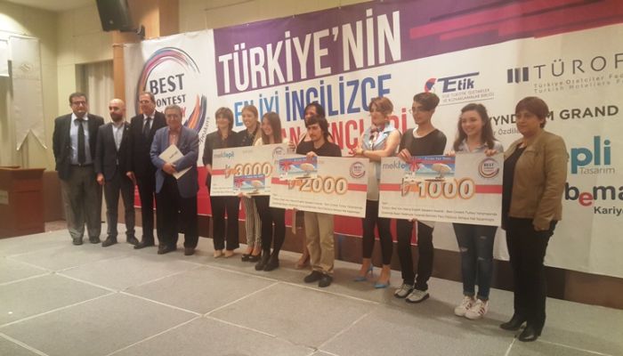 En iyi İngilizce konuşan gençler, ödüllerini aldı