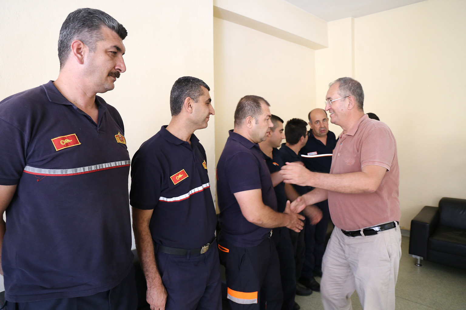 Sertel’den itfaiyecilere sürpriz bayram ziyareti