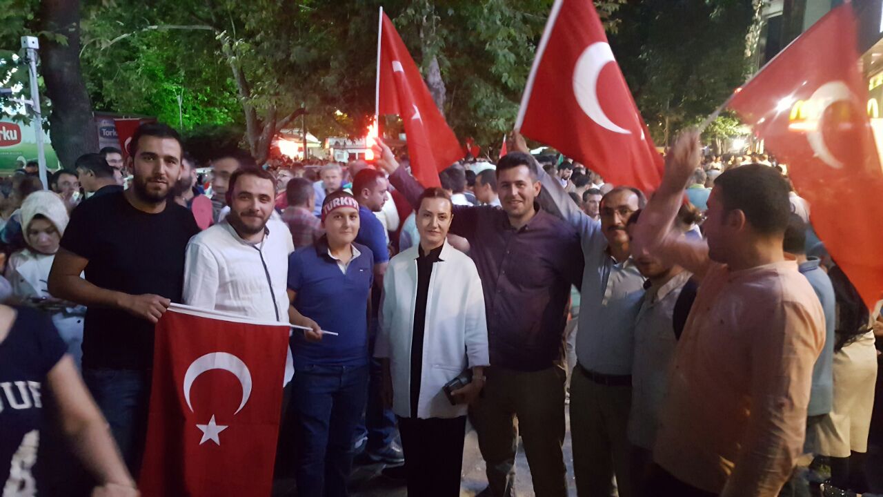 DEMOKRASİ NÖBETİNİN 4. GÜNÜNDE TÜRKİYE MEYDANLARDA