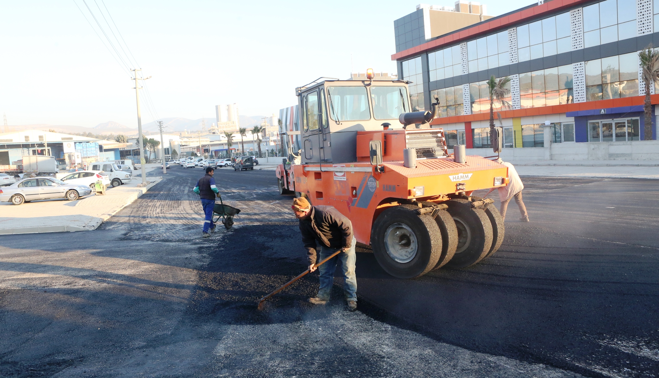 Bornova’da yollar yenileniyor ulaşım rahatlıyor