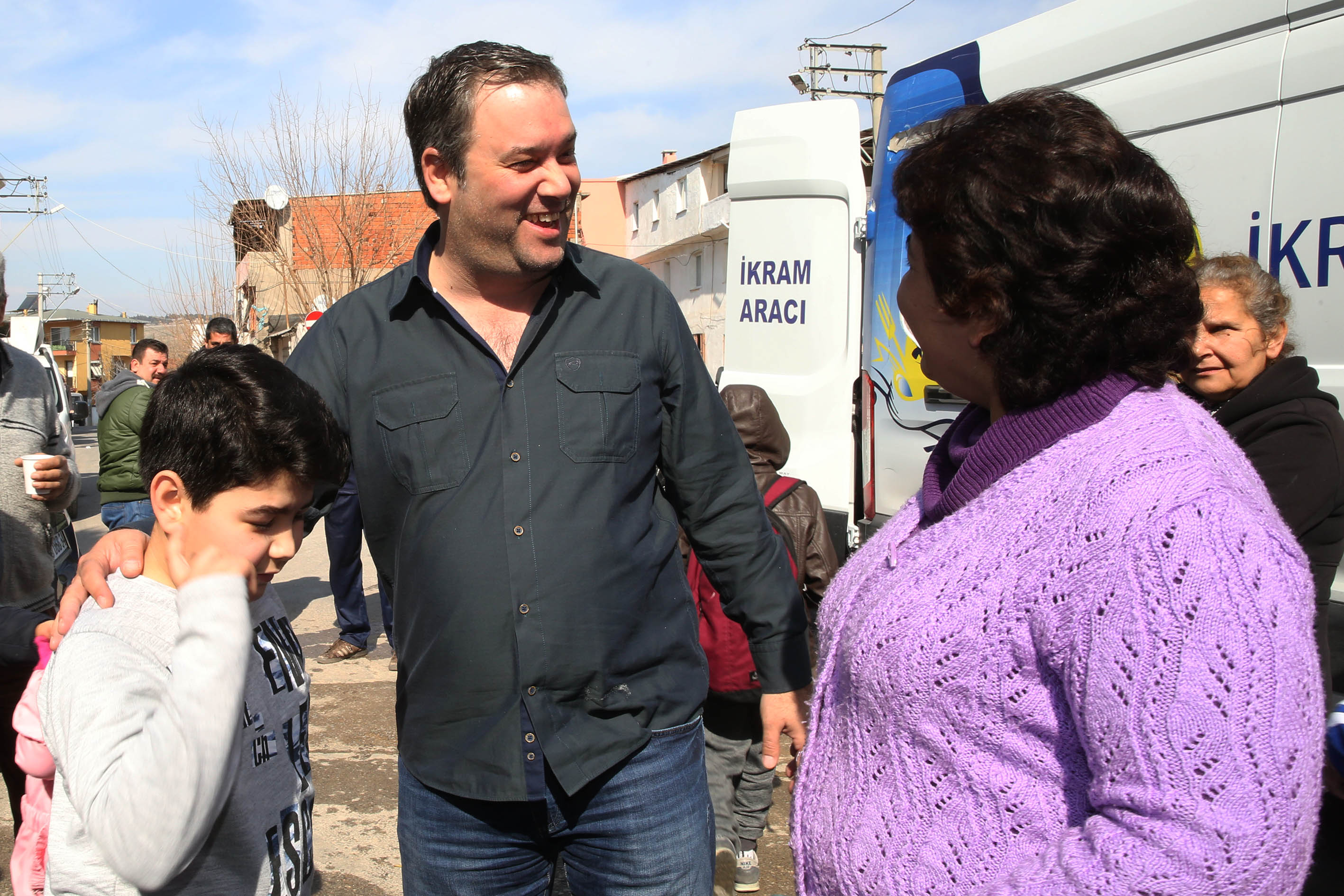 Bucalı çocuklar Çadır Tiyatrosu’nu çok sevdi