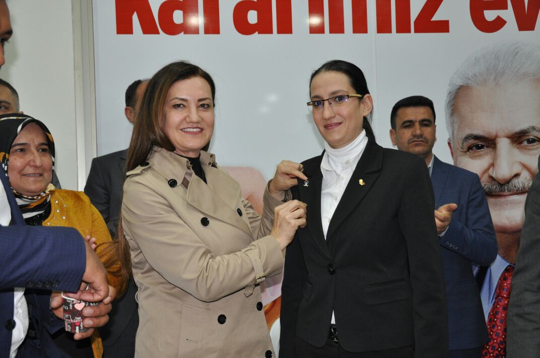 Hotar Buca'da Chp'den Istıfa Eden 44 Kısının Ak Partı Rozetını Taktı