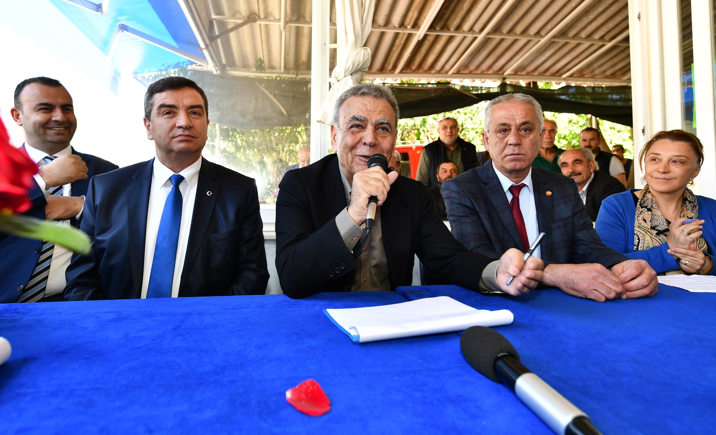 Alnından öptü