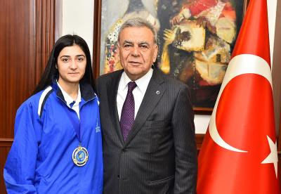 “Altın kız” madalyasıyla geldi