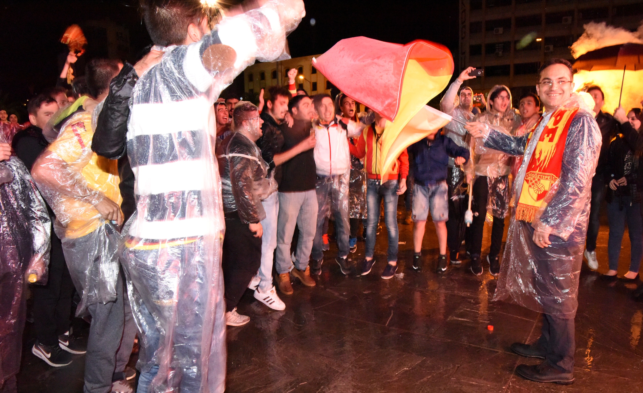 Bornova’da yağmura rağmen Göztepe coşkusu