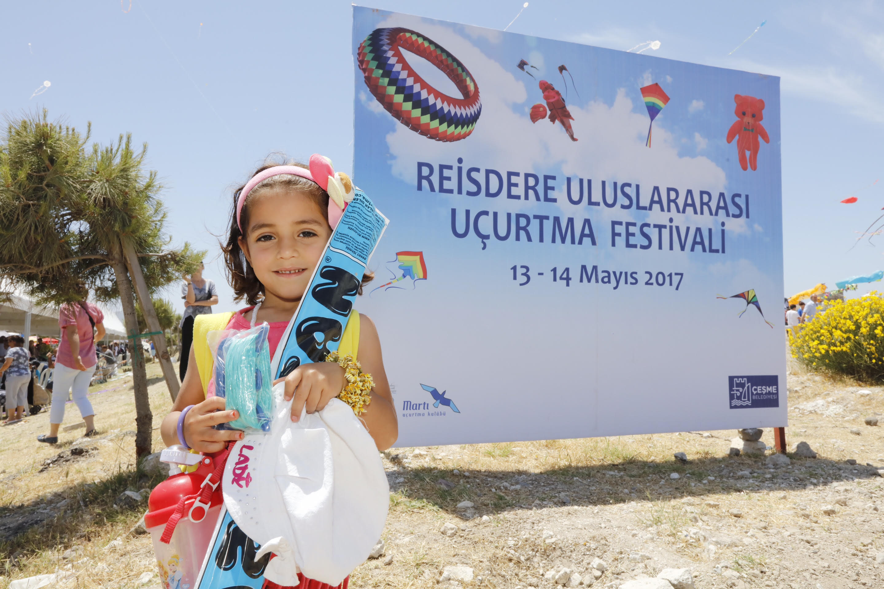 Çeşme'de gökyüzü uçurtmalarla boyandı
