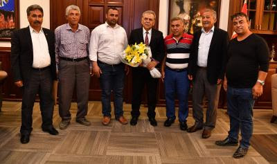 O seraların çiçekleriyle geldiler