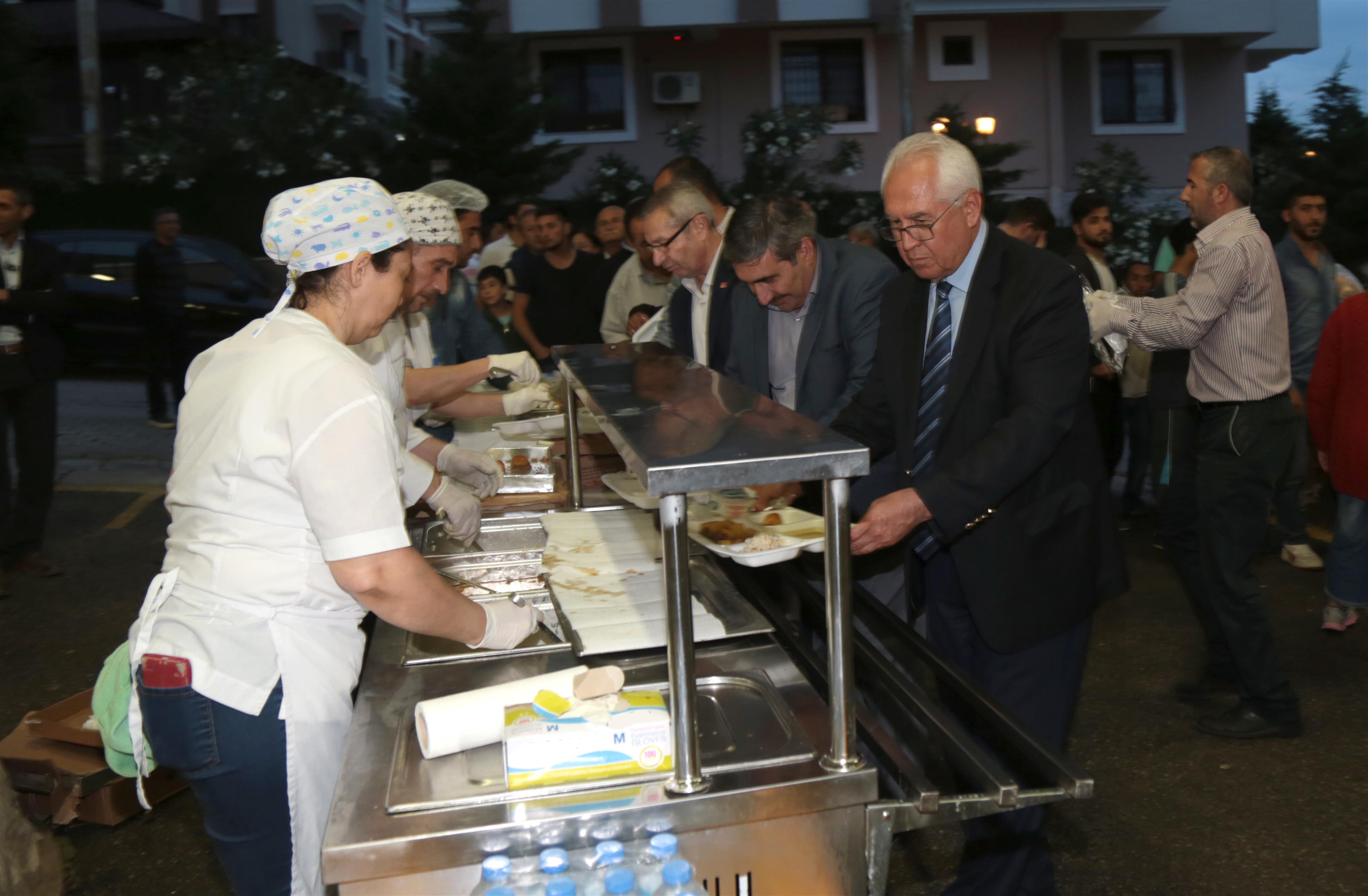 Başkan Selvitopu iftarda vatandaşlarla buluştu