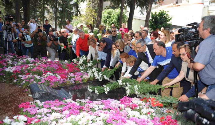 Ata’nın çiçekleri Annesi ile buluştu