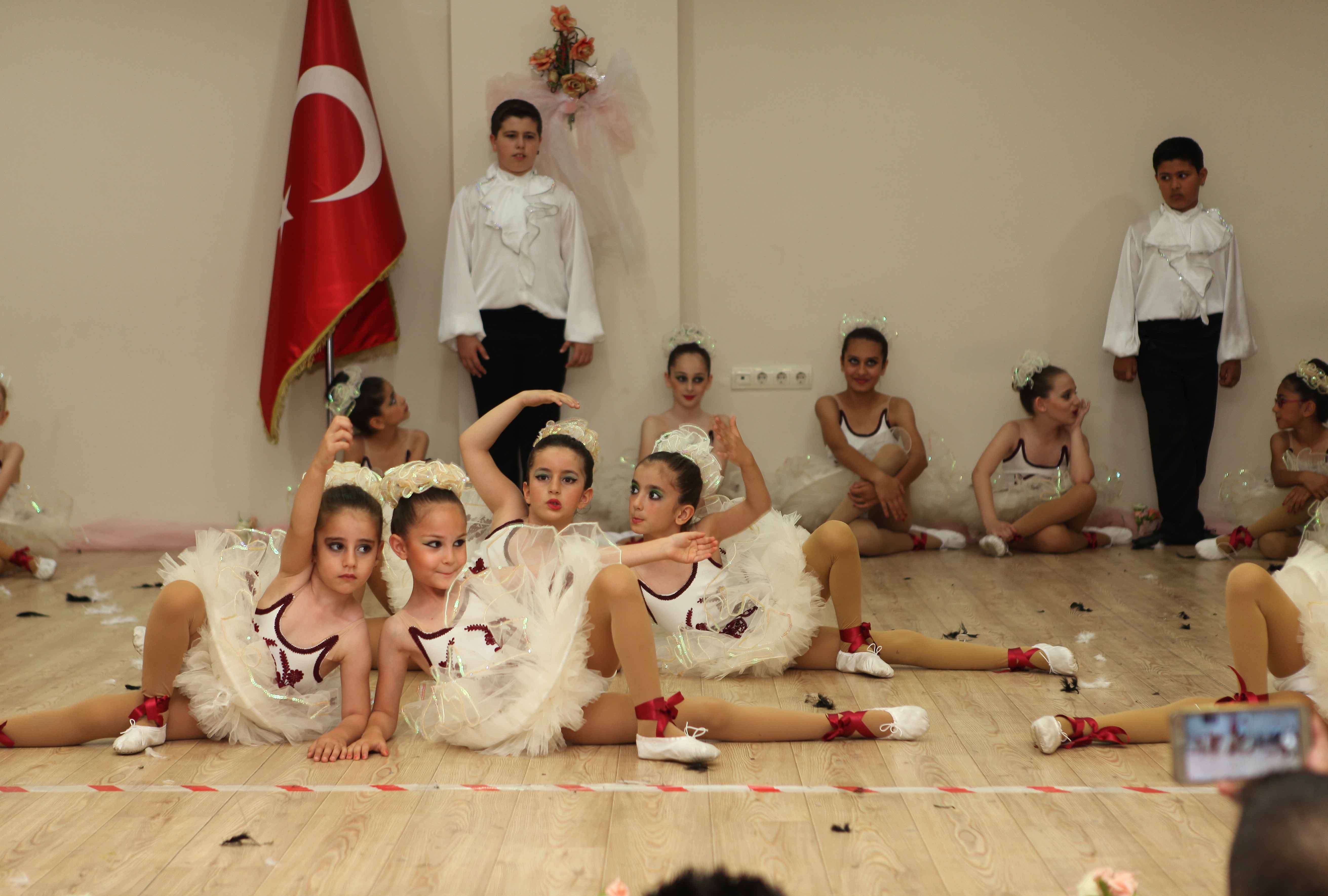 Minik balerin ve baletler sahnede
