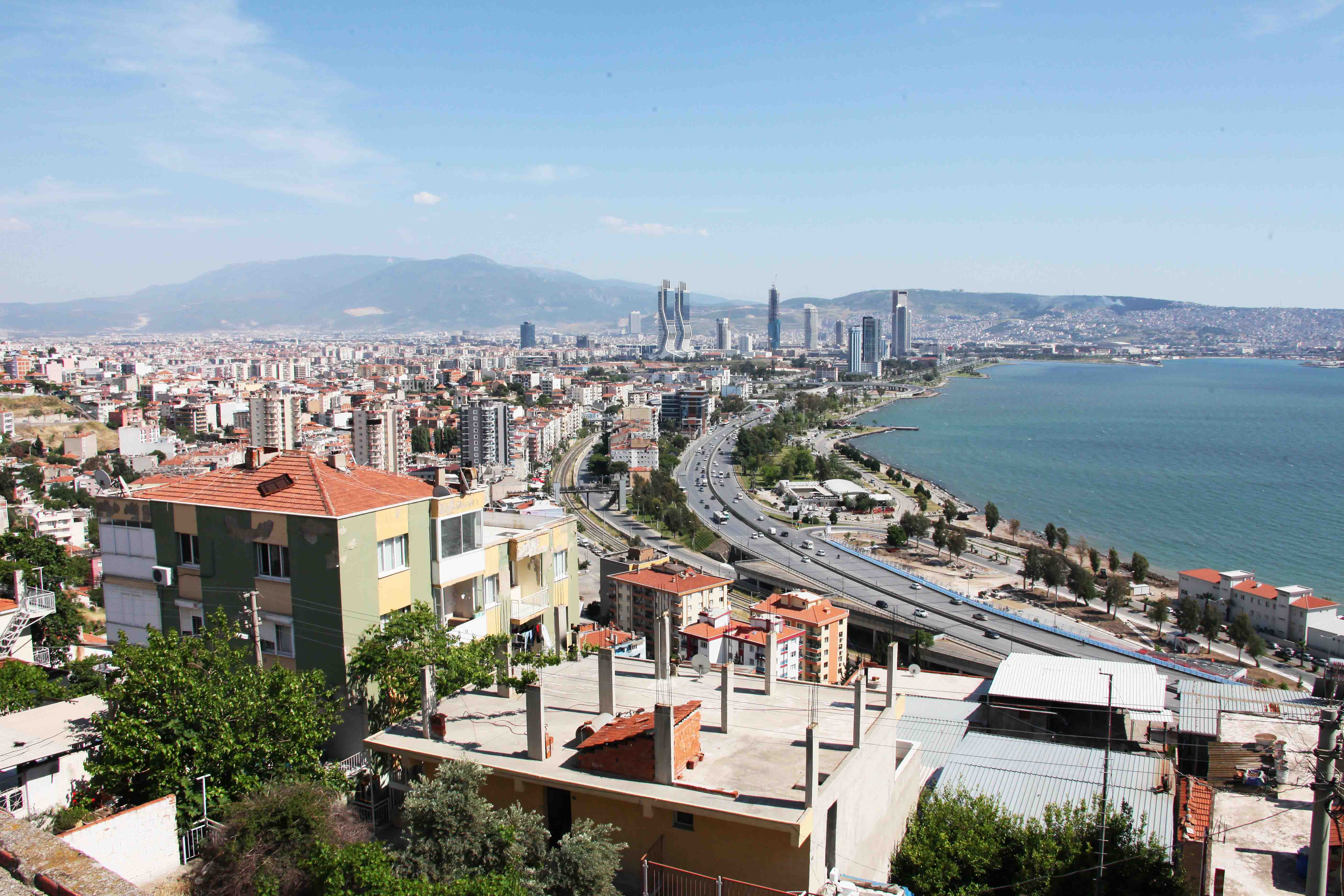 Bayraklı'da duvar yazıları yarıştı