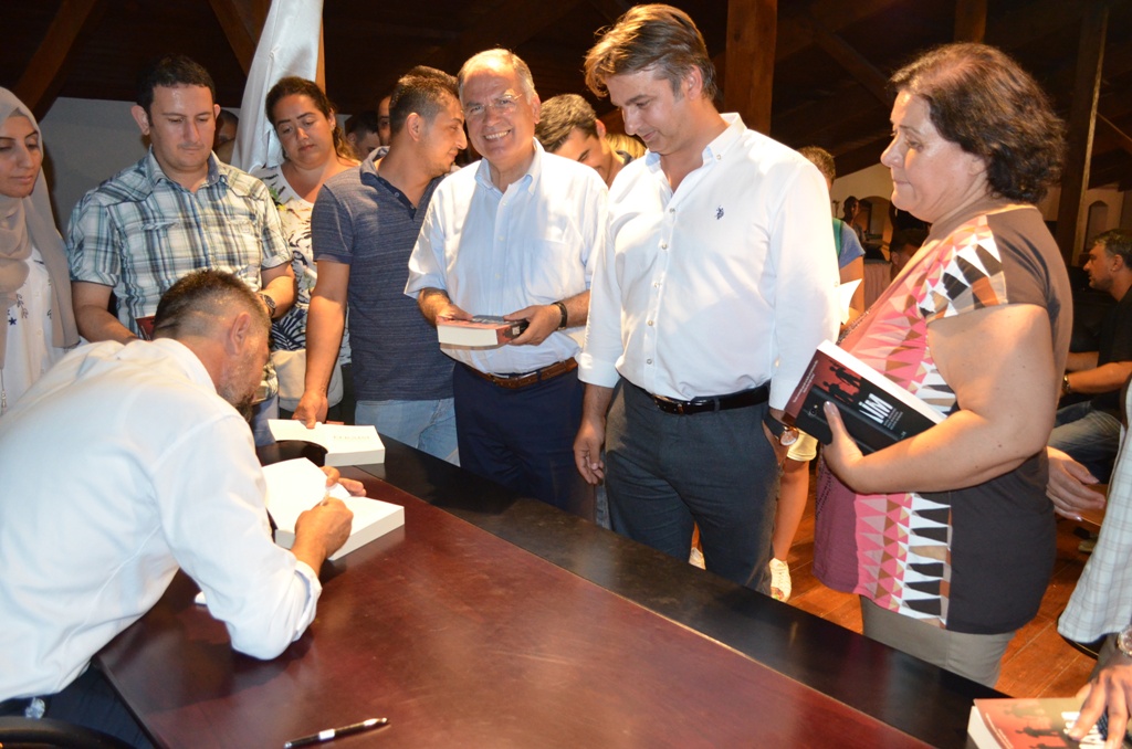 İbrahim Becer okurlarıyla buluştu
