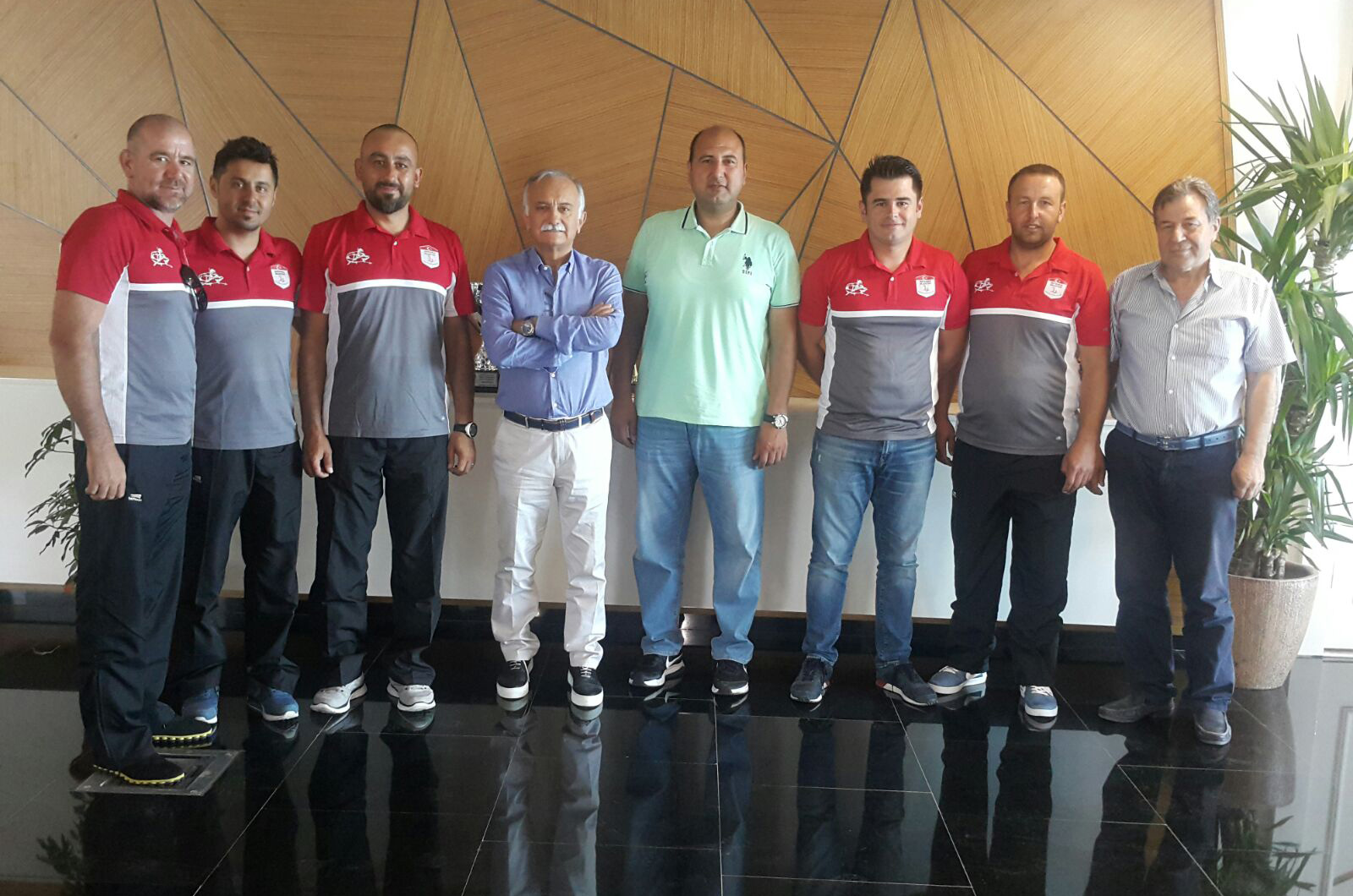Bayraklı sporda başarıya doymuyor