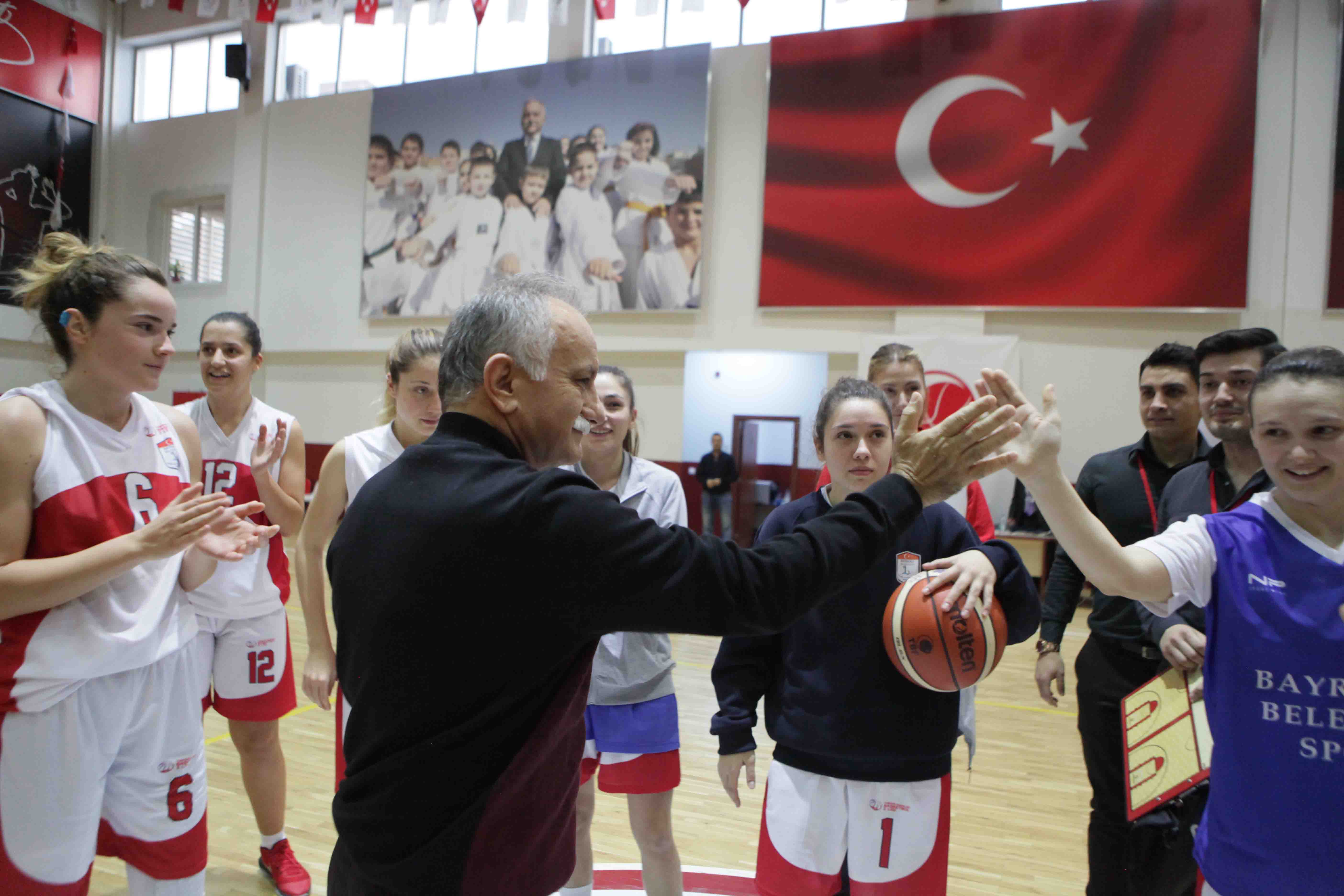 Bayraklı’nın perileri 1’inci ligde